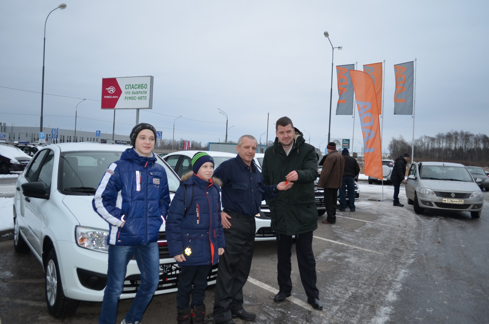 LADA РУМОС-Авто вручил 10 специальных автомобилей LADA Granta для людей с ограниченными возможностями