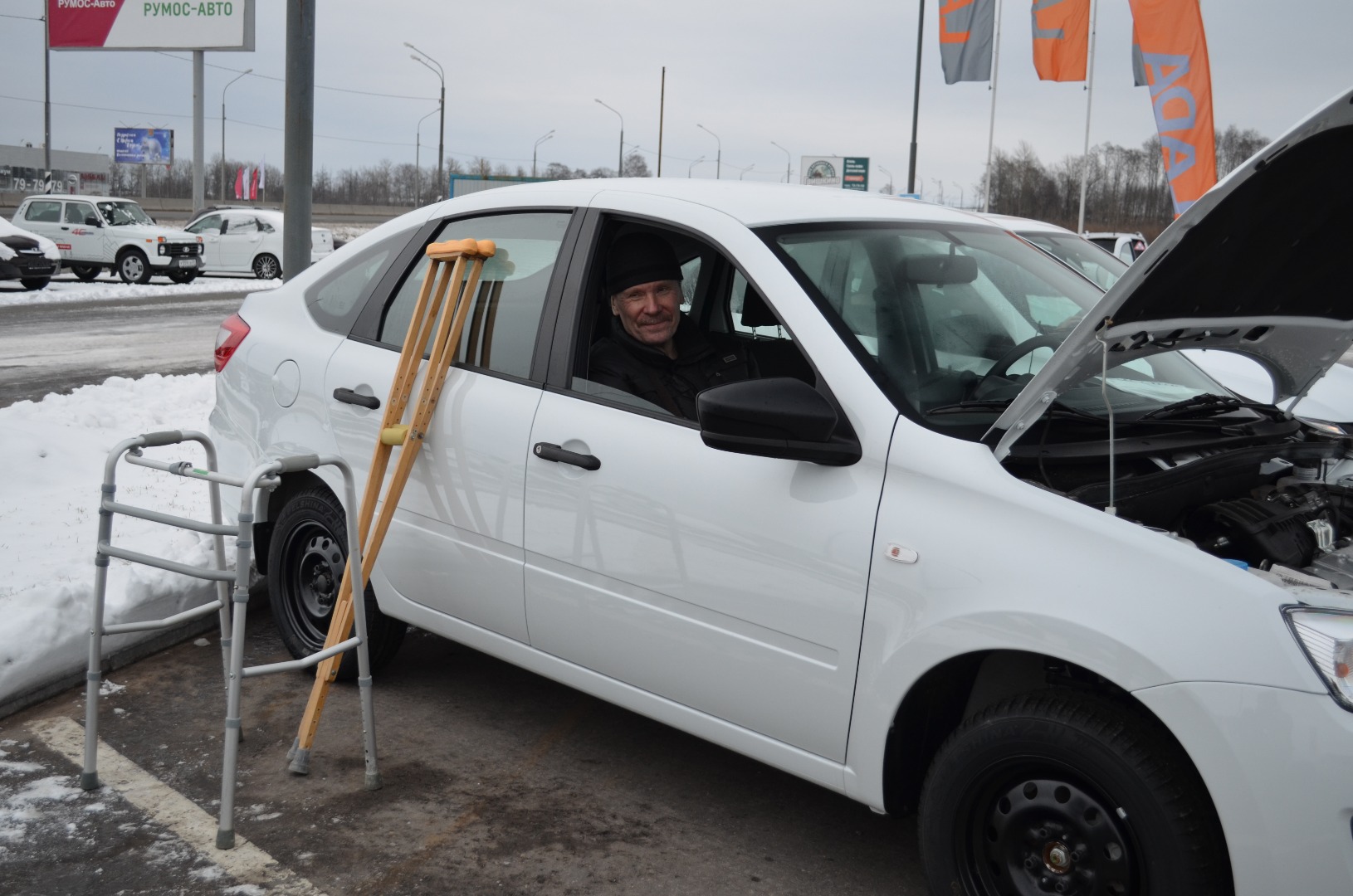 LADA РУМОС-Авто вручил 10 специальных автомобилей LADA Granta для людей с ограниченными возможностями